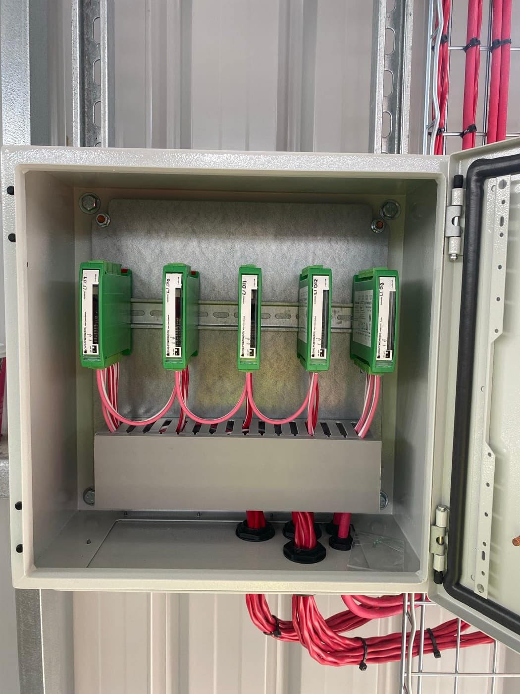 Detection loop interface terminals